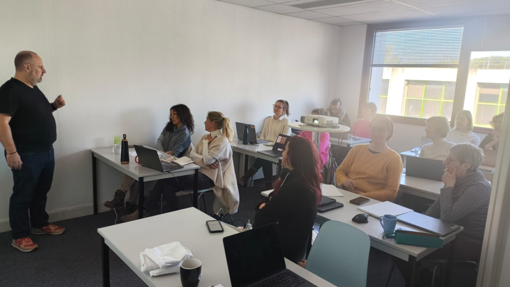 Alexandre Straumann, consultant en IA générative et couvé chez pce, a animé un atelier pratique pour aider les entrepreneurs à intégrer l'IA dans leur activité.